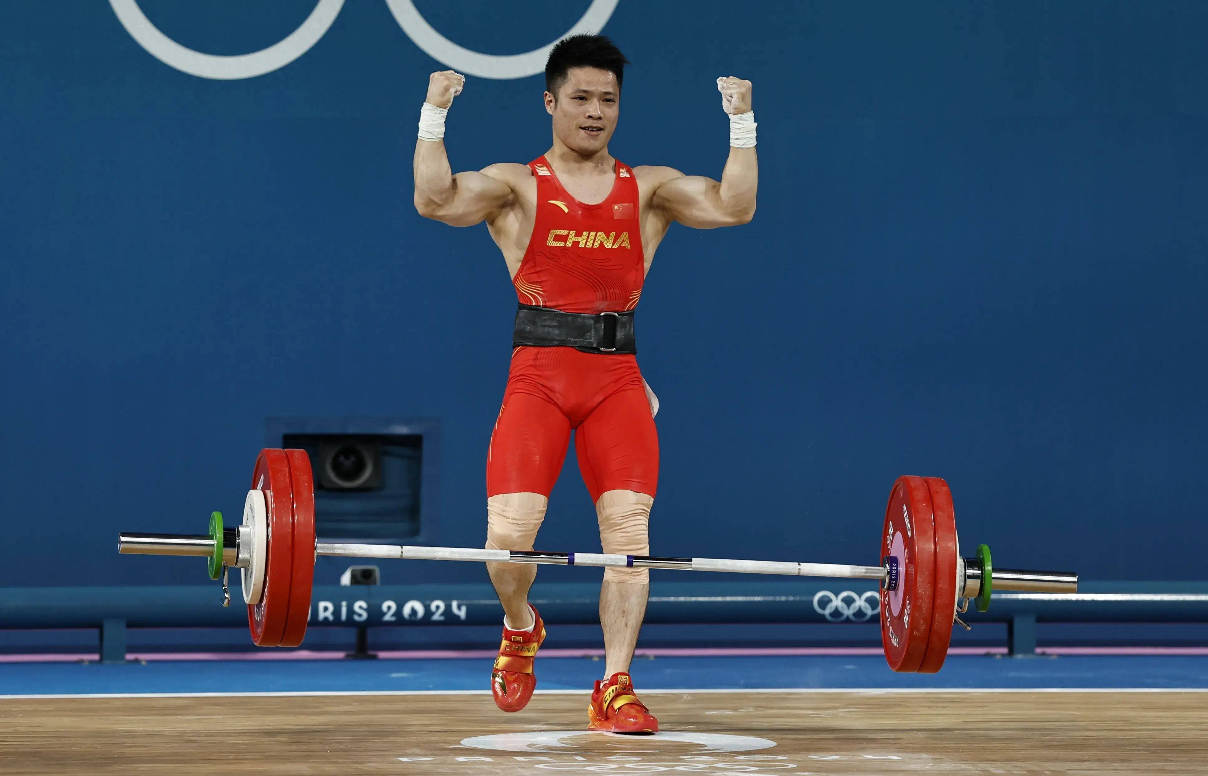 包含举重选手绽放全新风采，登顶领奖台的词条